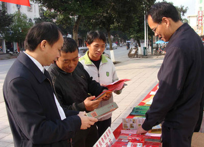 普法宣傳進萬家，法治煙草促和諧——各地煙草部門多形式開展“12·4”國家憲法日法制宣傳活動